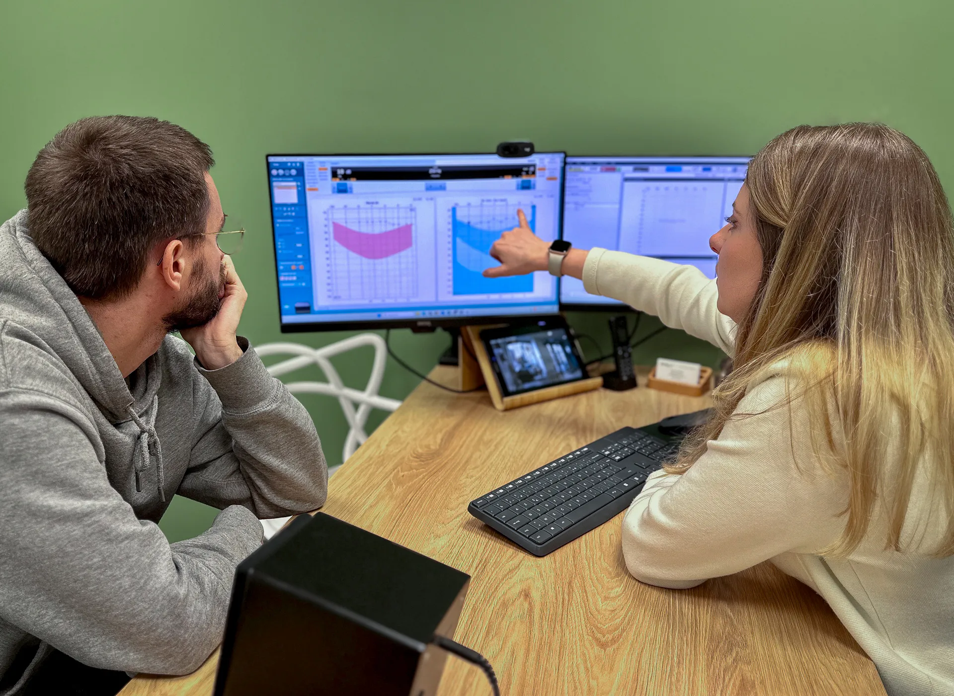 Audioprothésiste Zephyr Audition en consultation avec un patient senior à Saint-Pol-de-Léon