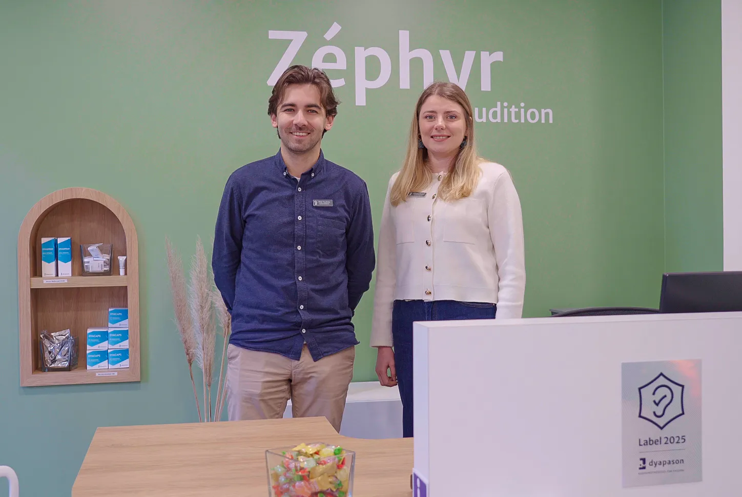 Elias Touchais et Mélissa Testard, audioprothésistes diplômés d'État chez Zephyr Audition dans le Finistère Nord